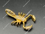 Escorpión con circonitas  de Acero 316L Chapado oro 18k.