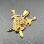 Colgante león-espadas de  Acero 316L Chapado oro 18k-LIQUIDACION-
