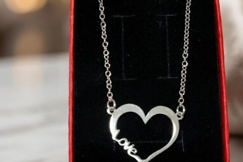 Gargantilla LOVE , plata de ley