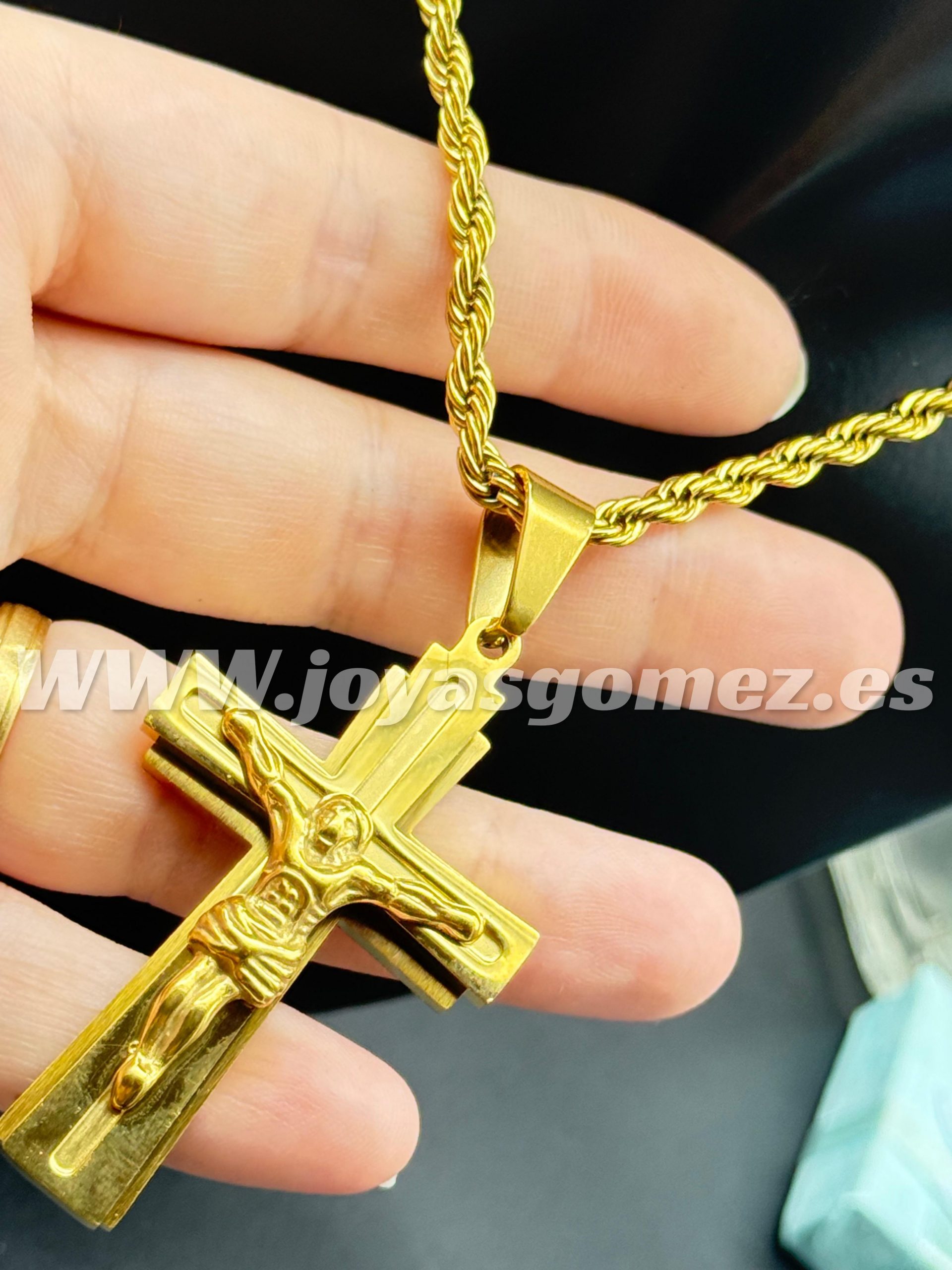 WhatsApp Image 2025-09-18 at 09.58.00 Crucifijo relieve +cordón 4 mm*60cm,acero 316 l chapado oro 18k - Imagen 1