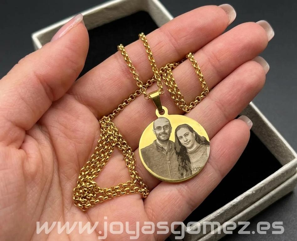 WhatsApp Image 2026-04-08 at 09.43.00 Medalla redonda 25*25, Cadena 2*60cm, foto grabación láser, acero 316L chapado oro 18k -OFERTAZO- - Imagen 1