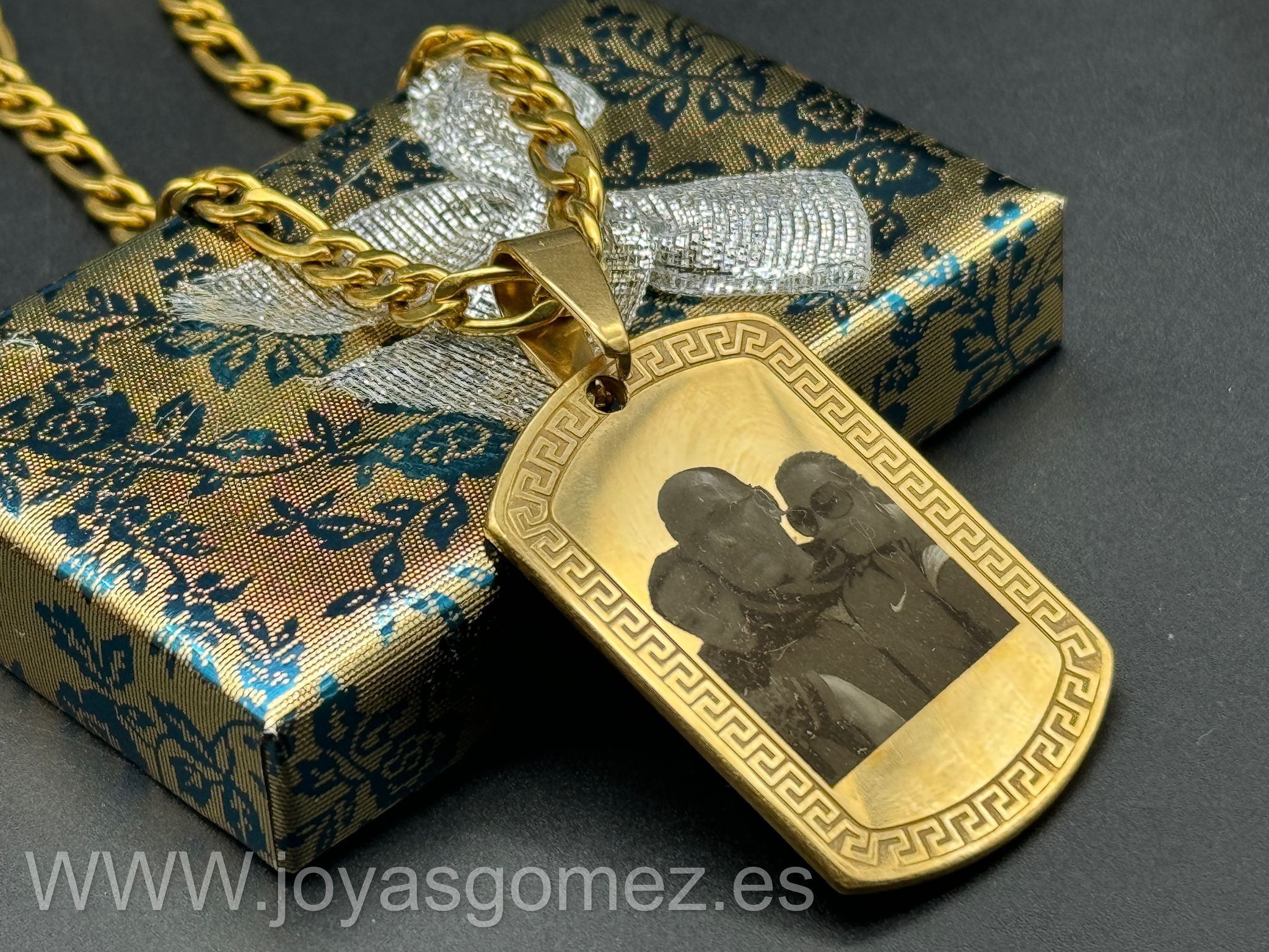 WhatsApp Image 2023-11-12 at 11.47.23 (1) -OFERTA-Colgante Placa greca grande+cadena 4*60cm - foto grabación láser, acero 316L chapado oro 18k - Imagen 1