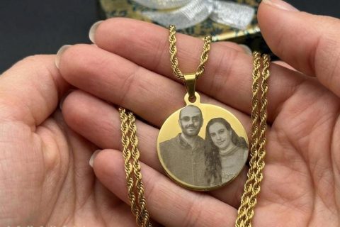 Medalla redonda 25mm, Cordón 3*60cm, foto grabación láser, acero 316L chapado oro 18k -OFERTAZO-
