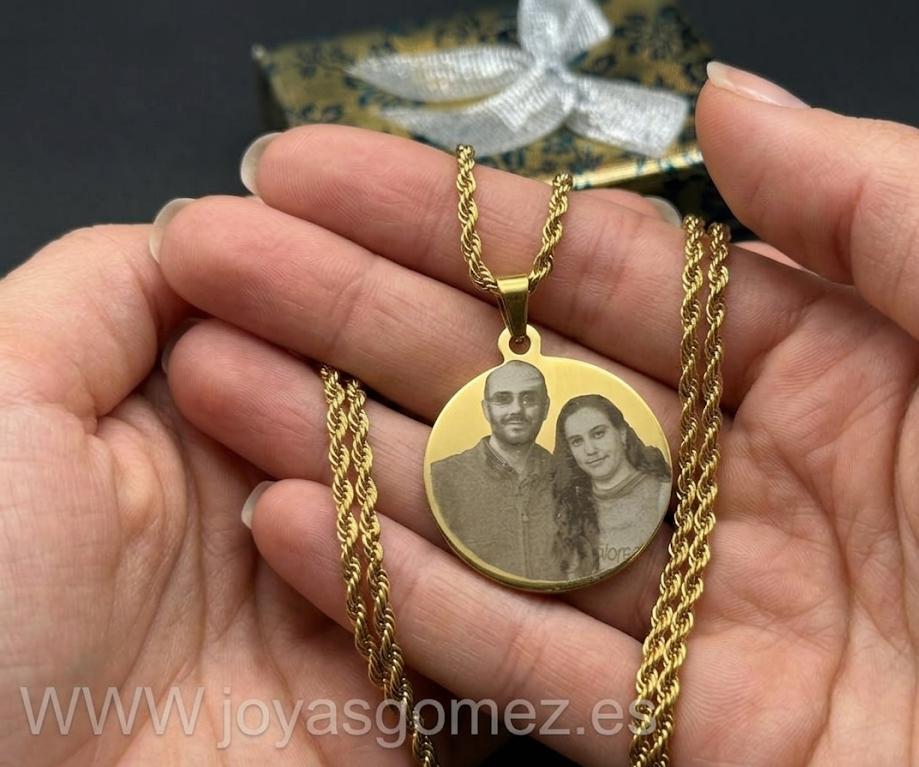 WhatsApp Image 2026-04-08 at 09.41.48 Medalla redonda 25mm, Cordón 3*60cm, foto grabación láser, acero 316L chapado oro 18k -OFERTAZO- - Imagen 1