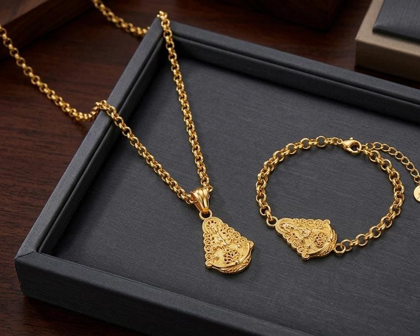WhatsApp Image 2026-08-22 at 10.49.00 CONJUNTO MUJER VIRGEN DEL ROCIO, ACERO 316 L CHAPADO ORO 18K - Imagen 1