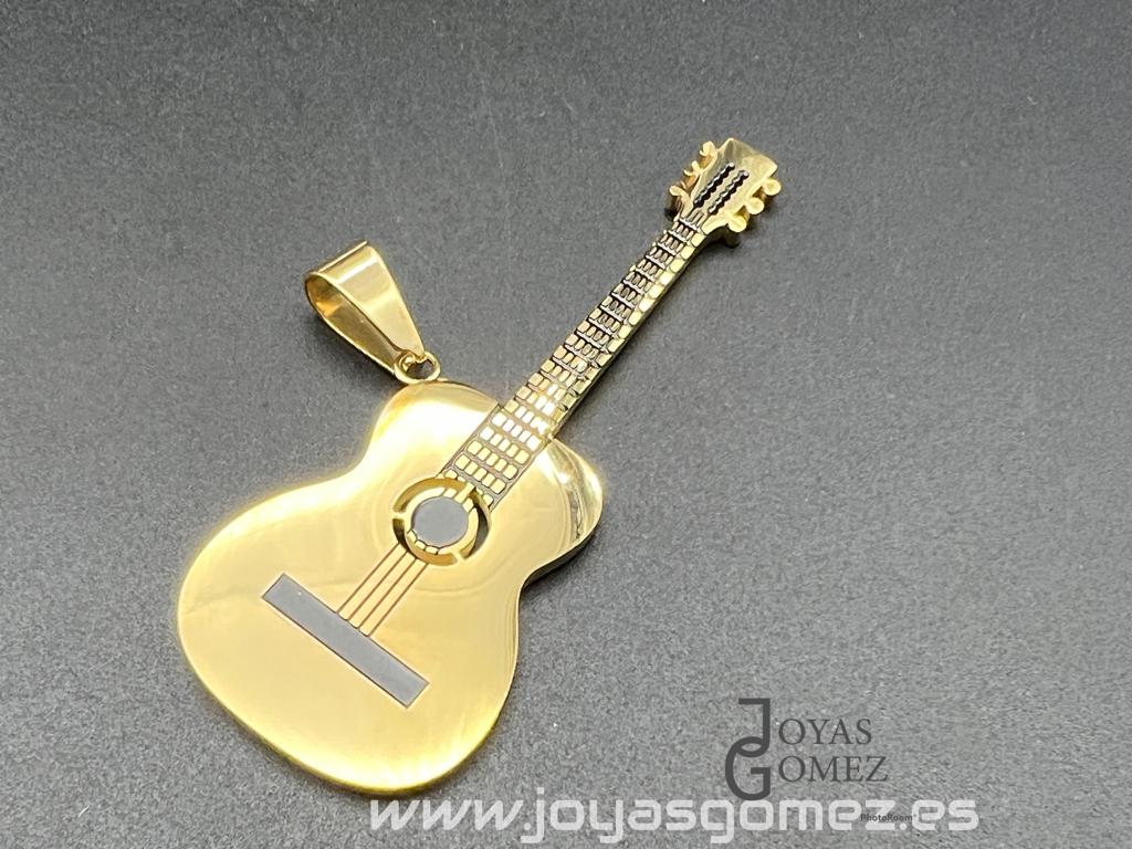 WhatsApp Image 2023-06-12 at 09.36.43 (1) Colgante guitarra chica, acero 316L chapado oro 18k - Imagen 1