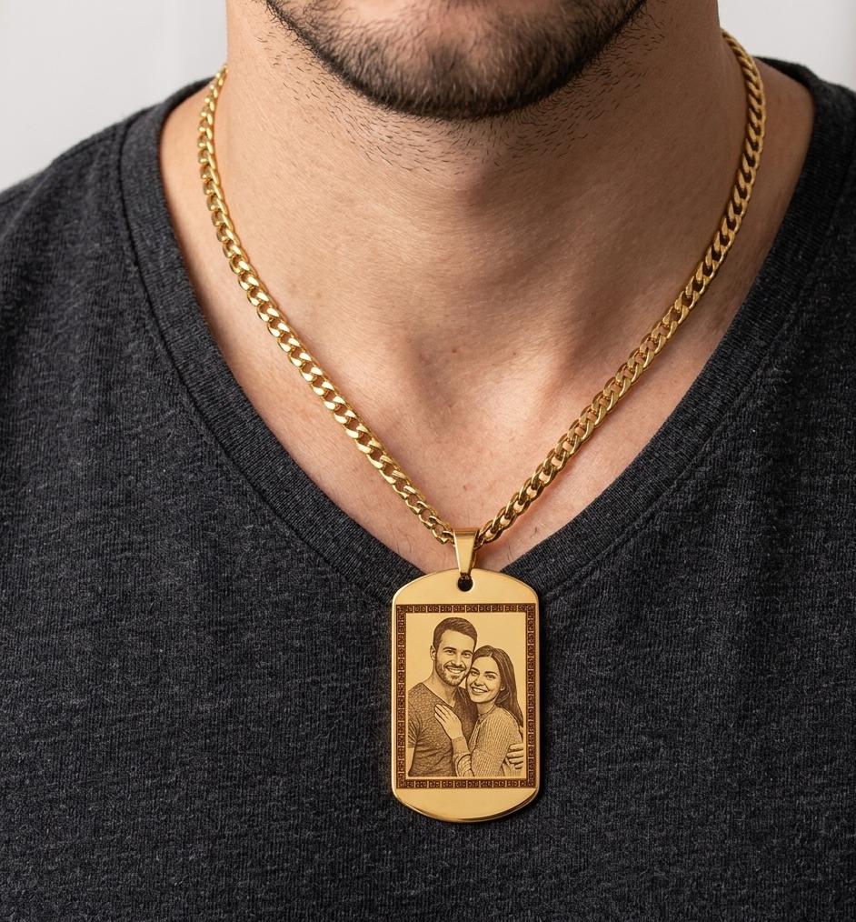 WhatsApp Image 2026-03-26 at 10.21.01 Colgante PLACA 48*28mm+cadena cubana 4*60cm- foto grabación personalizada láser, acero 316L, chapado oro 18k - Imagen 1