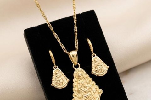 Conjunto virgen del Rocío niña, pendientes y gargantilla ,acero 316 L chapado oro 18k