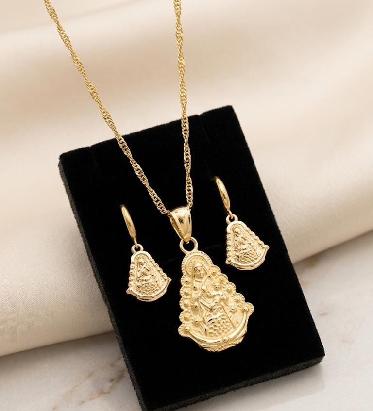 WhatsApp Image 2026-09-19 at 10.18.16 Conjunto virgen del Rocío niña, pendientes y gargantilla ,acero 316 L chapado oro 18k - Imagen 1