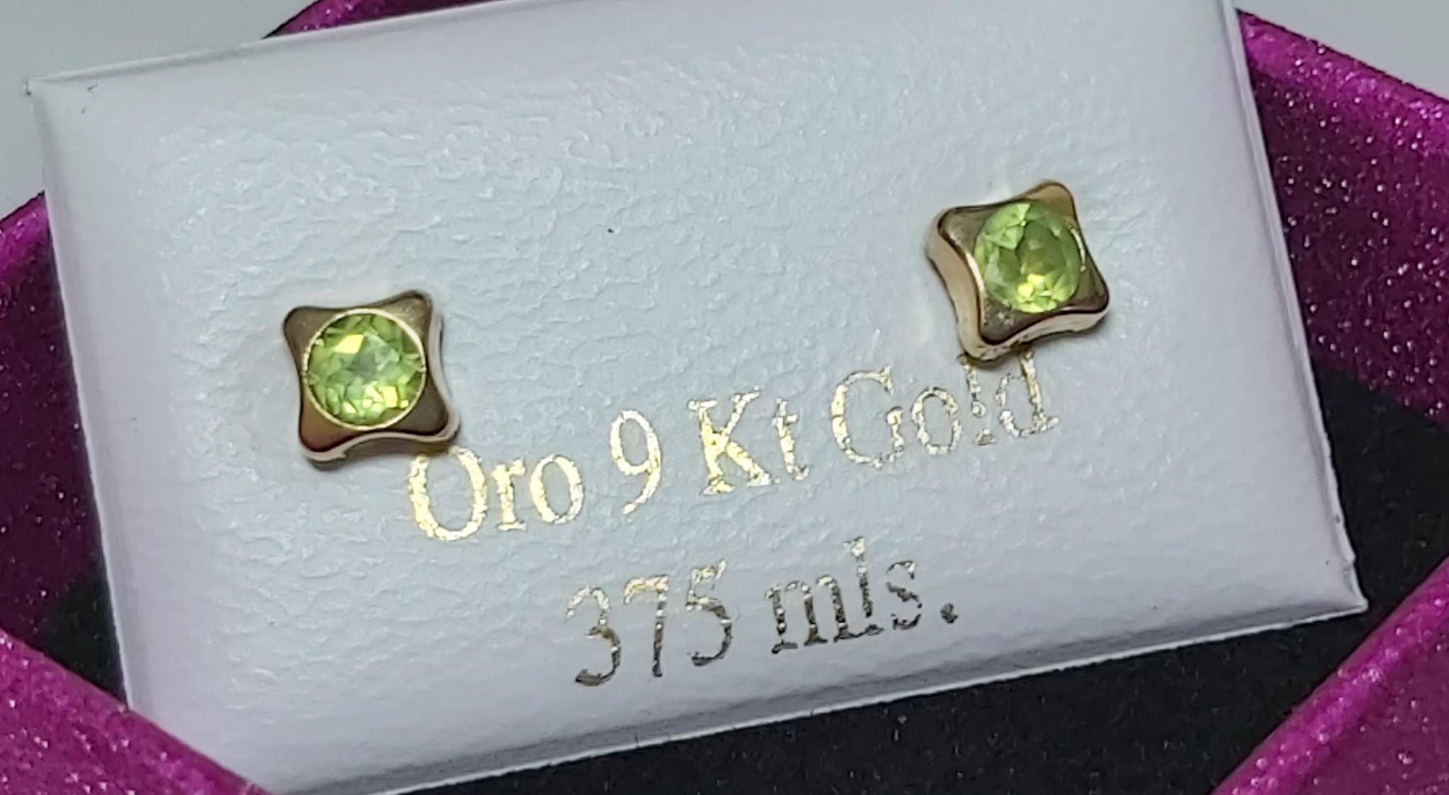 WhatsApp Image 2025-05-04 at 11.13.43 ORO 9K PENDIENTES OLIVINAS 4X4 MM 0.58 QTS.CIERRE PRESION - Imagen 1