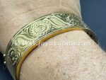 Pulsera rígida labrada ,acero 316 L chapado oro 18k - Imagen 2