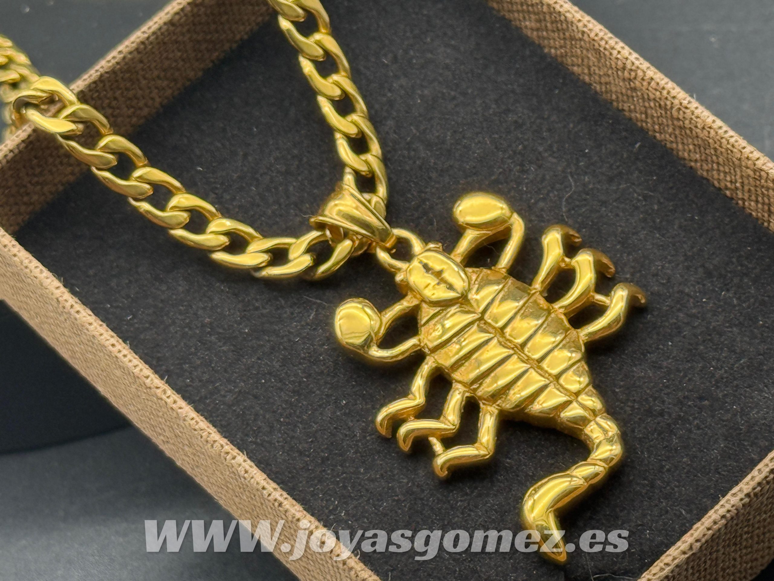 WhatsApp Image 2025-10-31 at 09.57.30 (7jpeg Cadena cubana 7mm- colgante escorpión, acero 316L chapado oro 18k - Imagen 1