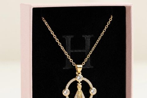 Cadena 45 cm con virgen del Pilar medida  2cm ,acero 316L chapado oro 18k