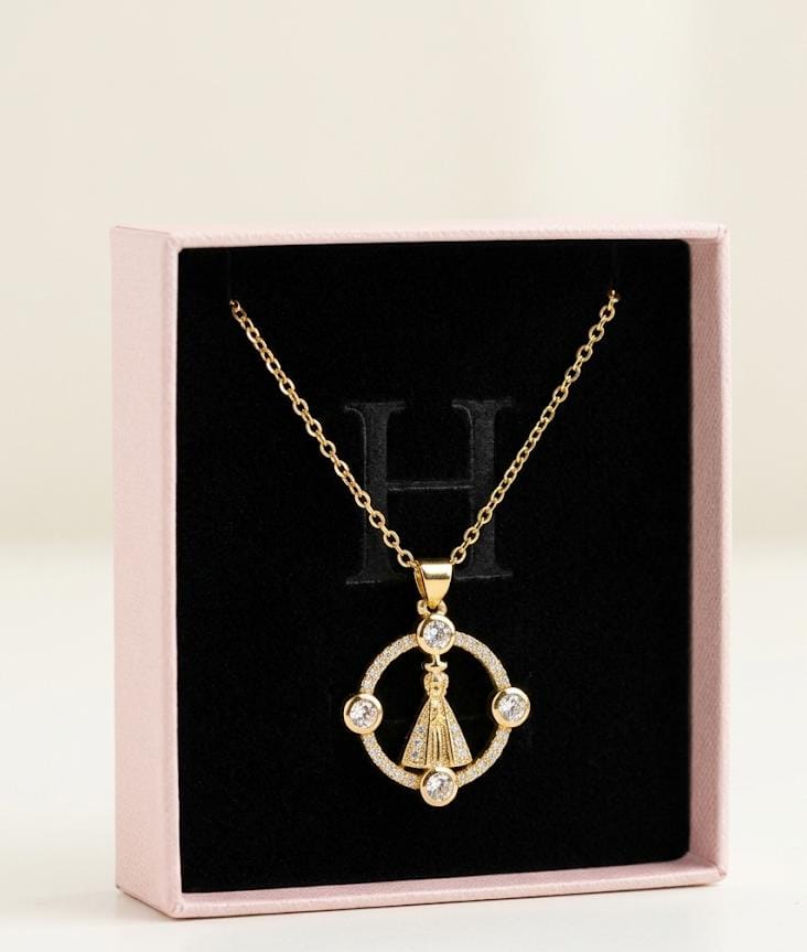WhatsApp Image 2026-09-19 at 11.16.00 Cadena 45 cm con virgen del Pilar medida 2cm ,acero 316L chapado oro 18k - Imagen 1
