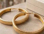 Aros anchos greca 5.5 cm, acero 316L chapado oro 18k - Imagen 2