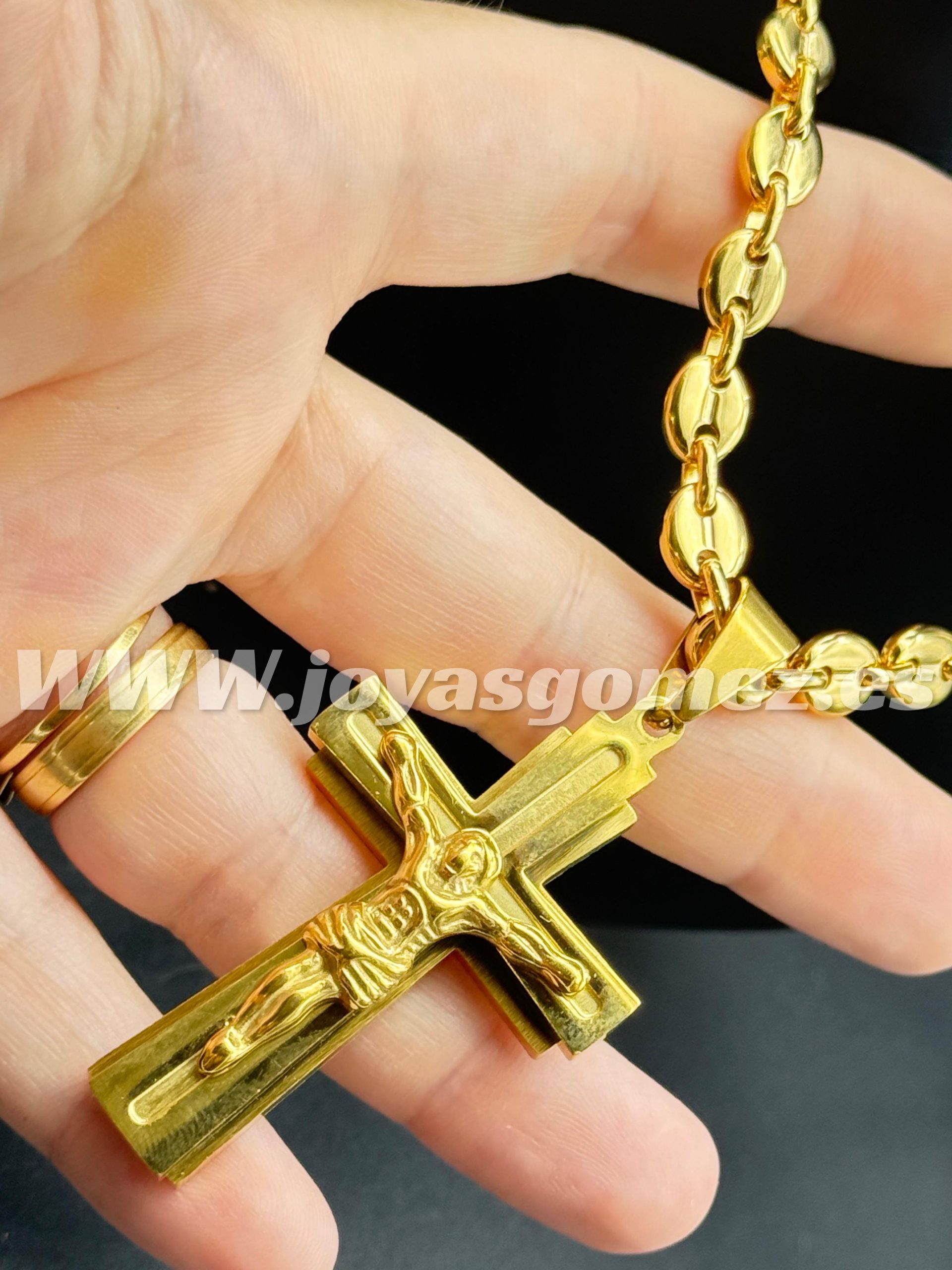 WhatsApp Image 2025-09-18 at 09.58.00 (1) Cadena café 6*60 cm+Crucifijo relieve, acero 316L chapado oro 18k - Imagen 1