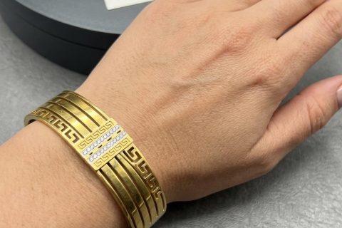 Pulsera rígida greca con circonitas ,acero 316 L chapado oro 18k