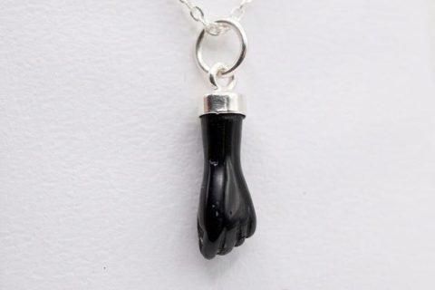 COLGANTE MANO HIGA NEGRA Y CADENA 40 + 3 CM, plata de ley