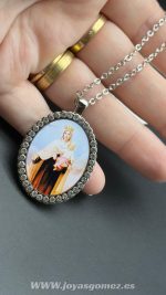 Cadena con medalla ovalada circonitas, foto en color,- PROMOCIÓN- - Imagen 2