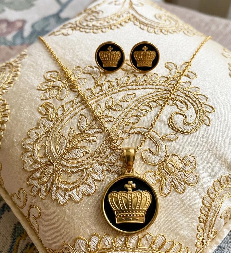 WhatsApp Image 2026-04-08 at 09.45.33 Conjunto corona, acero 316L chapado oro 18k-LIQUIDACION- - Imagen 1
