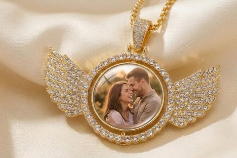 Cadena con medalla redonda alas de ángel de circonitas chapado, foto en color por cada lado- PROMOCIÓN-