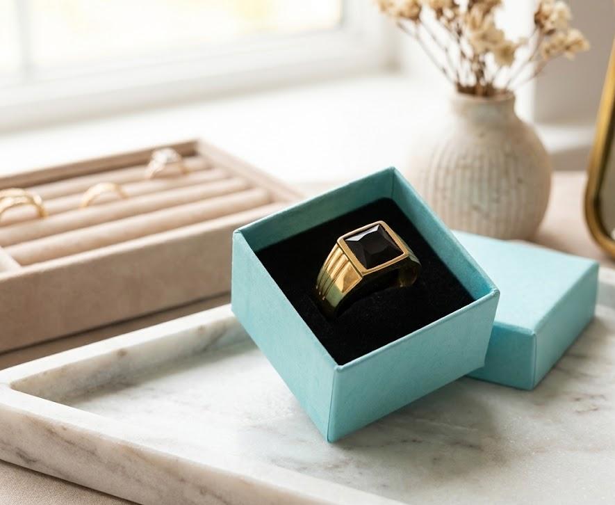 WhatsApp Image 2026-10-14 at 09.19.24 Solitario piedra negra, talla 22,acero 316L chapado oro 18k- - Imagen 1