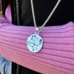 COLGANTE PERSONALIZADO BALÓN DE FÚTBOL,plata de ley - Imagen 2