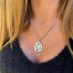 COLGANTE PERSONALIZADO ELLA Y ÉL,plata de ley - Imagen 2