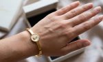 Pulsera virgen del Rocío media caña, acero 316L chapado oro 18k - Imagen 2