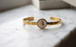 Pulsera virgen del Rocío media caña, acero 316L chapado oro 18k