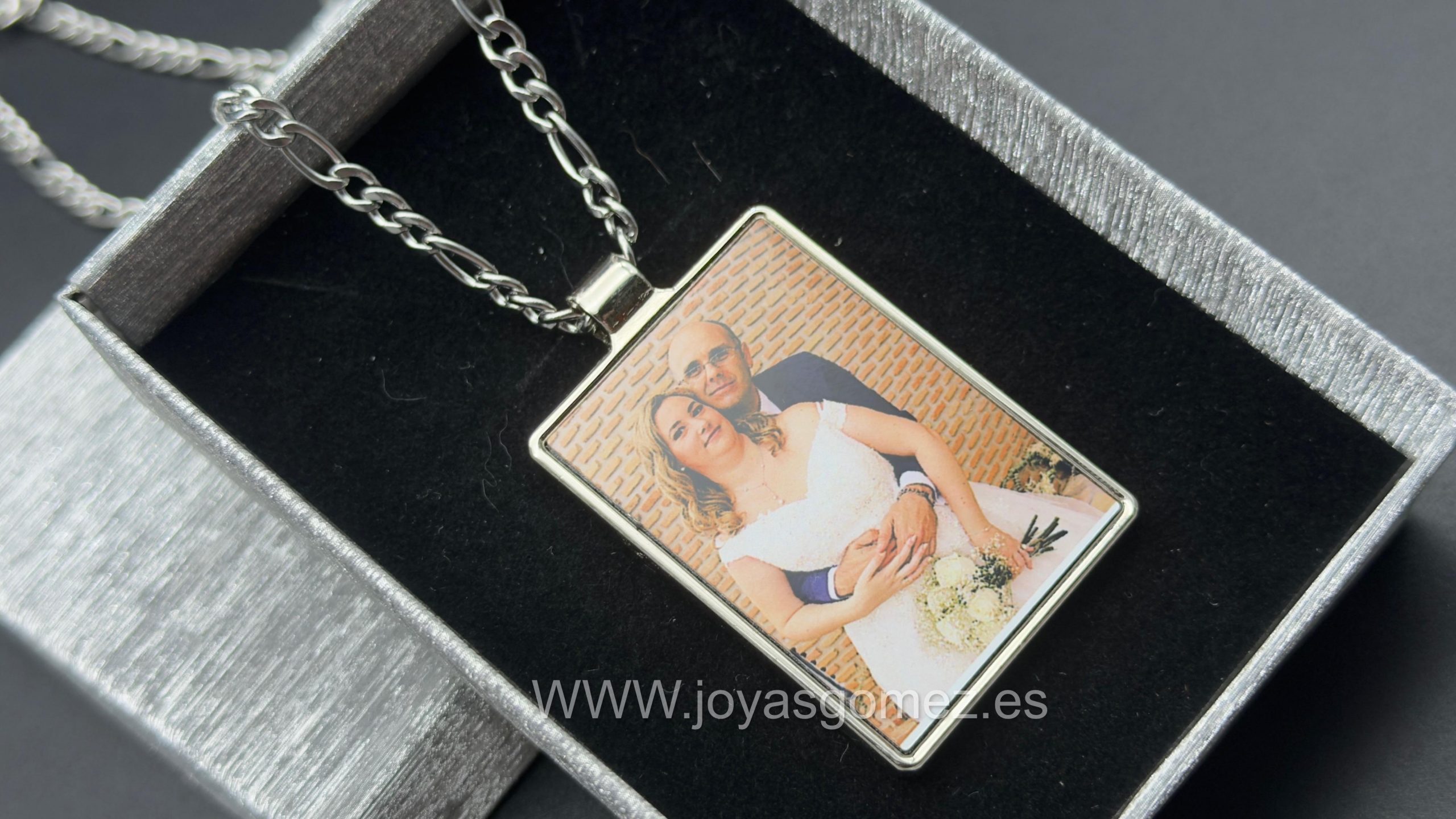 WhatsApp Image 2026-03-11 at 10.22.45 Cadena 4*60cm- placa 4*3cm foto en color por cada lado ,- PROMOCIÓN- - Imagen 1