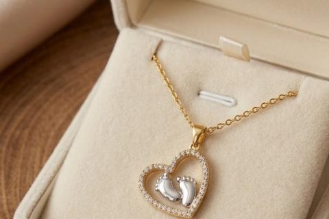 Gargantilla corazón con huellas de bebé ,acero 316L chapado oro 18k