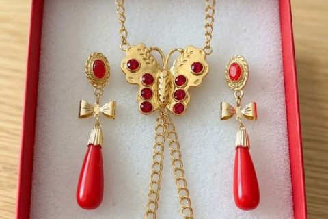 Conjunto manita+ pendientes coral rojo, acero 316 L chapado oro 18k