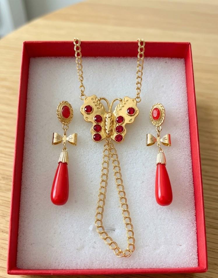 WhatsApp Image 2026-10-07 at 10.37.01 Conjunto manita+ pendientes coral rojo, acero 316 L chapado oro 18k - Imagen 1