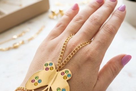Manita mujer mariposa piedras colores,acero 316 L chapado oro 18k
