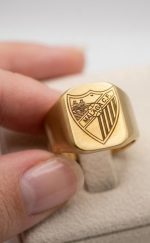 Sello liso de tú escudo, tallas 16-18-20-22-24-26-28-30, grabado láser, Acero 316L chapado de oro de 18k