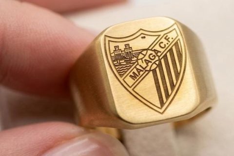 Sello liso de tú escudo, tallas 16-18-20-22-24-26-28-30, grabado láser, Acero 316L chapado de oro de 18k