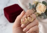 Argollas greca niña 2cm- acero 316L chapado oro 18k - Imagen 2