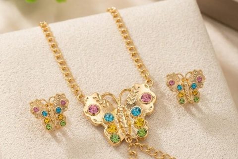Conjunto manita+ pendientes mariposa colores, acero 316 L chapado oro 18k