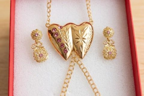 Conjunto manita+ pendientes rosa, acero 316 L chapado oro 18k