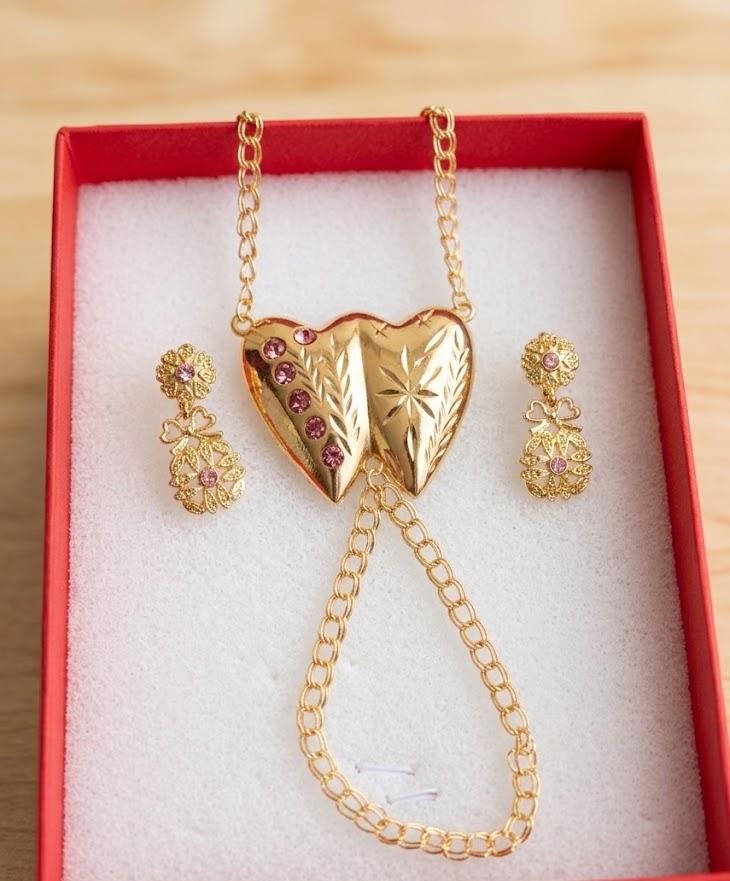 WhatsApp Image 2026-10-07 at 10.16.05 Conjunto manita+ pendientes rosa, acero 316 L chapado oro 18k - Imagen 1