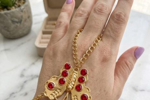 Manita mujer mariposa piedra roja,acero 316 L chapado oro 18k