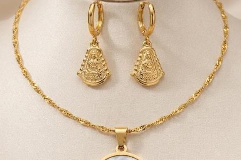 Conjunto virgen del Rocío niña, pendientes y gargantilla ,acero 316 L chapado oro 18k