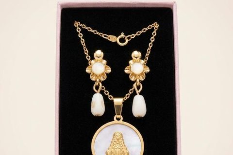 Conjunto niña, corales +gargantilla ,acero 316 L chapado oro 18k