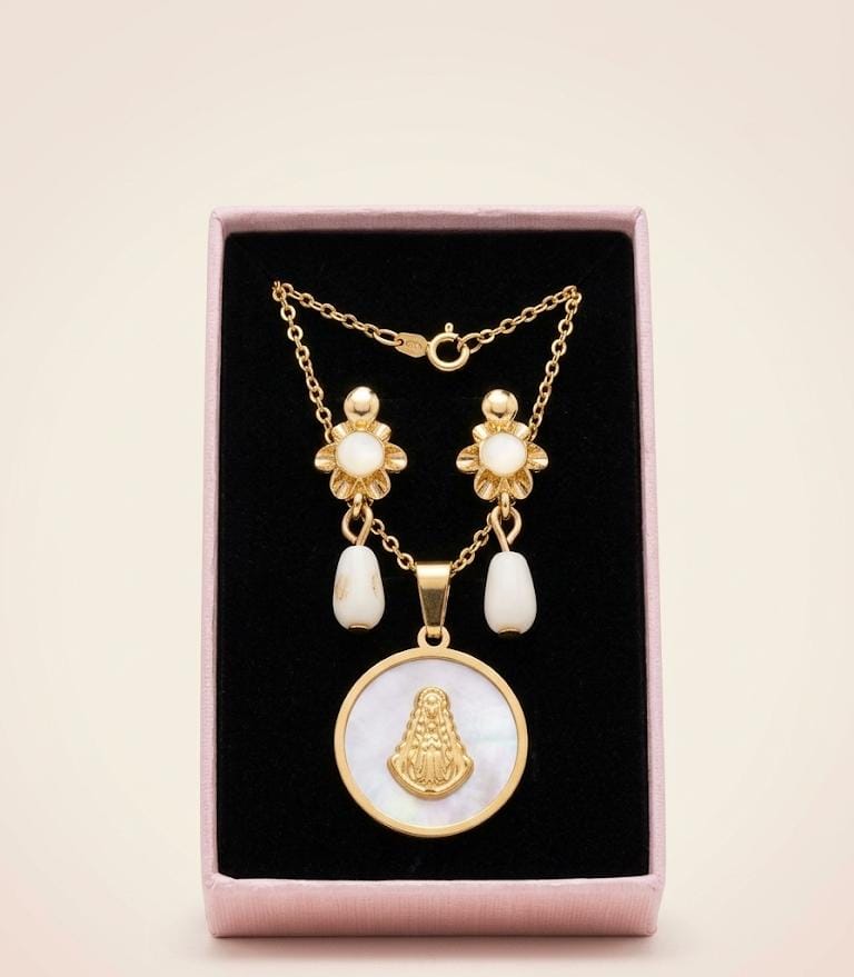 WhatsApp Image 2026-09-19 at 10.42.18 Conjunto niña, corales +gargantilla ,acero 316 L chapado oro 18k - Imagen 1