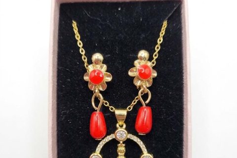 Conjunto niña, corales rojos +gargantilla ,acero 316 L chapado oro 18k