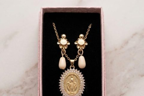 Conjunto niña, corales blancos +gargantilla v milagrosa ,acero 316 L chapado oro 18k