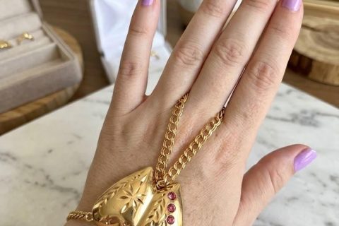 Manita mujer corazón piedra rosa,acero 316 L chapado oro 18k