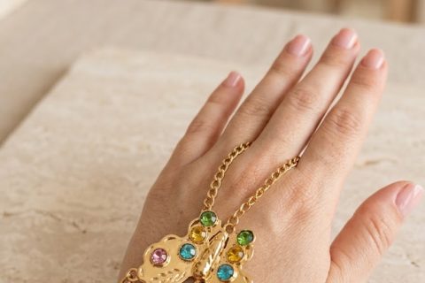 Manita mujer mariposa piedra colores,acero 316 L chapado oro 18k