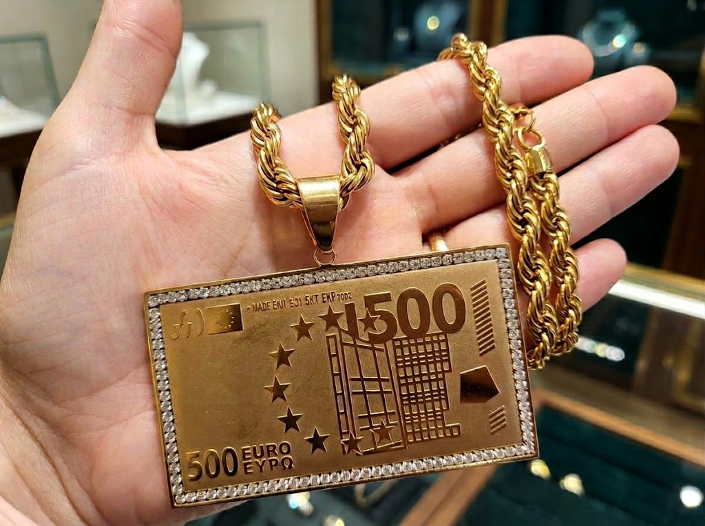 WhatsApp Image 2026-10-18 at 17.52.40 Colgante billete 500 extra grande-cordón 8*60cm, acero 316 L chapado oro 18k - Imagen 1